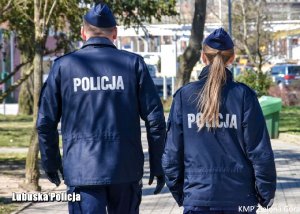 Policjant i Policjantka  na tle parku