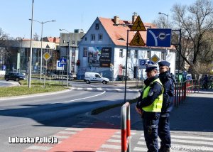 Dwóch policjantów patrolujących centrum miasta