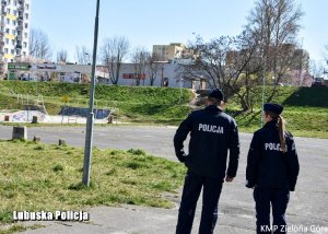 Policjant i Policjantka patrolujący park