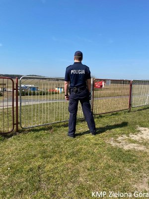 Policjant w mundurze na tle lotniska