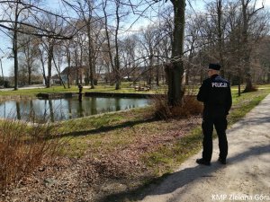 Policjant w mundurze na tle stawu