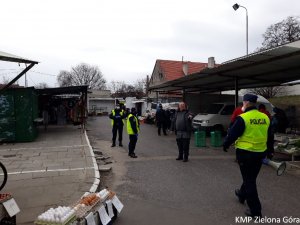 Policjanci z megafinem