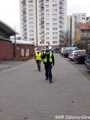 Policjant i Wojskowy z megafonem