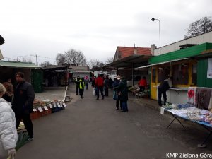 Policjanci z przechodnimi na targowisku