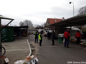 Policjant rozmawiający z kobietą na targowisku