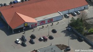 Widok z drona na market i parking