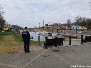 Policjantka w mundurze na tle rzeki