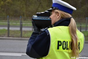 Policjantka kontrolująca prędkość pojazdów.