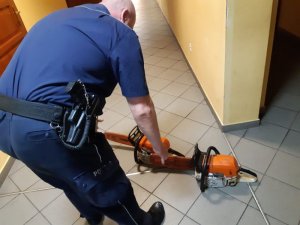 Policjant ze skradzionymi pilarkami STIHL.