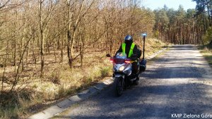 Policjant na motorze w czasie patrolu.