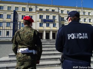 Zdjęcie Patrolu przed Komendą Miejską Policji