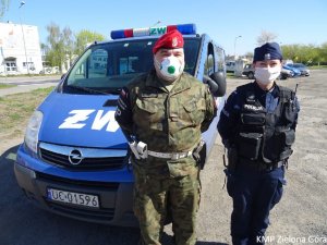 Zdjęcie patrolu na tle samochodu Żandarmerii Wojskowej.