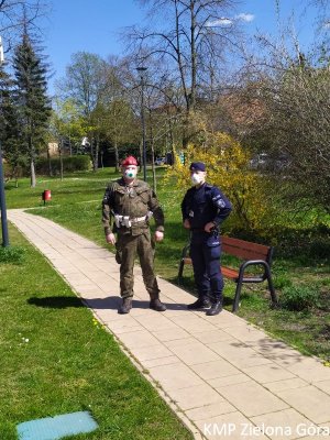 Patrol pieszy w czasie obchodu.