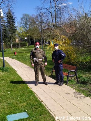 Policjant oraz mundurowy z  Żandarmerii Wojskowej w czasie patrolu.