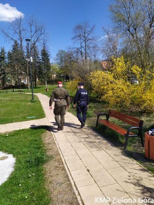 Patrol w czasie sprawdzania parku.