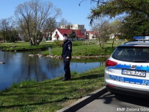 Policjant patrolujący okolice zbiornika wodnego.