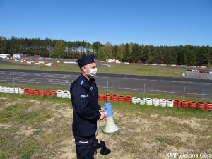 Policjant patroluje okolice toru wyścigowego w Starym Kisielinie.