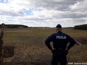 Policjant obserwujący teren lotniska.