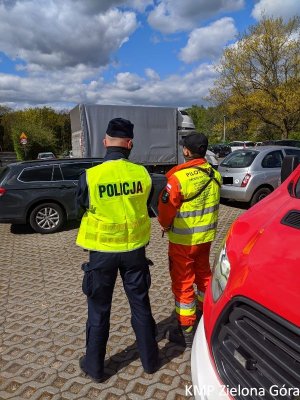 Policjant ze strażakiem obsługującym drona.