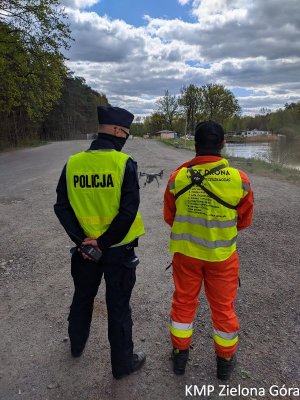 Policjant ze strażakiem podczas obserwacji Dzikiej Ochlii przy użyciu drona.