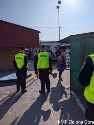 Policjanci na targowisku.