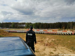 Policjant przy torze kartingowym w Starym Kisielinie.