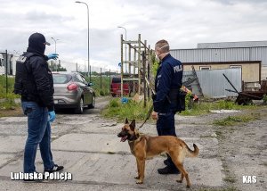 Policjanci wraz z psem tropiącym.