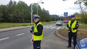 Policjanci mierzący prędkość.