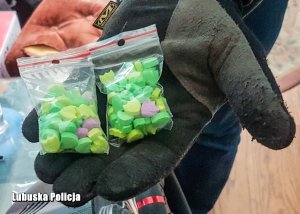 Tabletki ecstasy znalezione u dealera narkotyków.