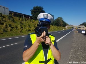 Policjant mierzący prędkość pojazdów.