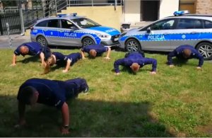 Policjanci wykonujący wyzwanie #GASZYNCHALLENGE