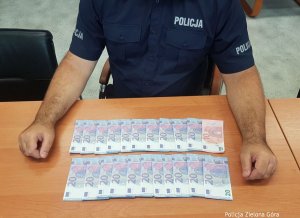 Fałszywe banknoty leżące na stole.