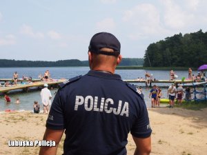 Policjant podczas patrolu kąpieliska.