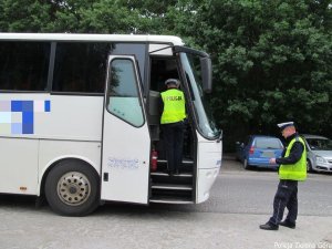 Kontrola autobusu wycieczkowego.