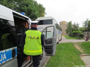 Kontrola autobusu wycieczkowego przez Policjantów.