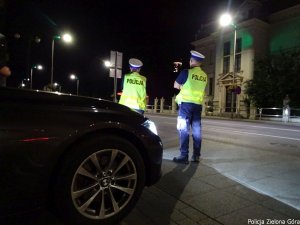 Policjanci ruchu drogowego pilnują bezpieczeństwa na drodze