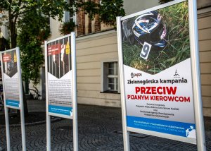 Wystawa plakatów reklamująca kampanie