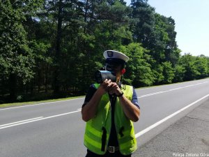 Policjant mierzący prędkość pojazdów.