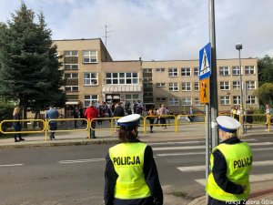 Policjantki w kamizelkach odblaskowych przy przejściu dla pieszych.