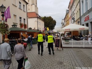 Policjanci w kamizelkach odblaskowych na Zielonogórskim Deptaku.