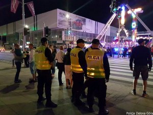 Policjanci podczas pilnowania porządku przy przejściu dla pieszych na ul.Westerplatte.