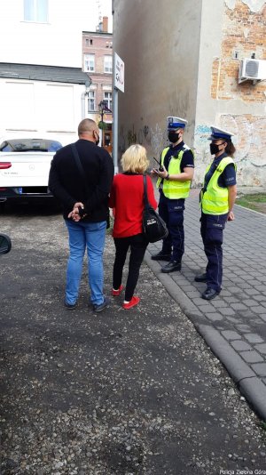 Dwóch policjantów rozmawia z dwoma obywatelami