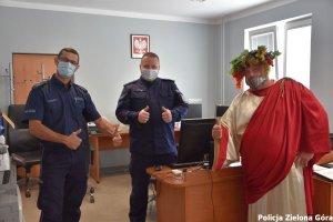 Policjanci z Bachusem zadowoleni ze współpracy.