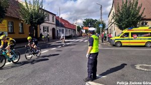 Policjant na zawodach kolarskich.