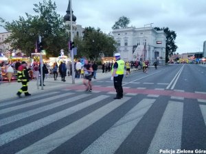 Policjant w kamizelce odblaskowej podczas maratonu w czasie Winobrania 2020.