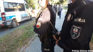 Policjanci przy stadionie żużlowym w Zielonej Górze.