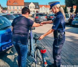 Policjantka wraz z rowerzystką podczas kontroli.