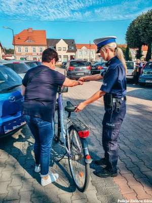 Policjantka kontrolująca rowerzystkę.