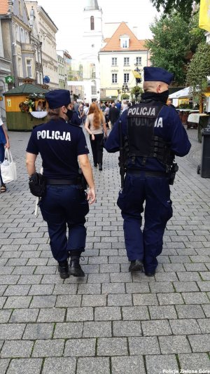 Patrol policji pilnujący porządku na Winobraniu 2020.