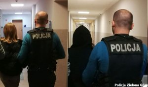 Osoba zakapturzona i kobieta w blond włosach prowadzona przez policjantów.